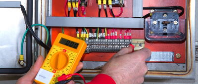 Welche Prüfnorm ist bei Prüfungen elektrischer Geräte und Betriebsmittel anzuwenden?