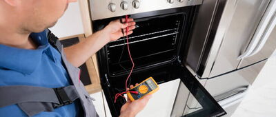 Zu den Tätigkeiten einer Elektrofachkraft für festgelegte Tätigkeiten kann z.B. die Installation elektrischer Geräte gehören.