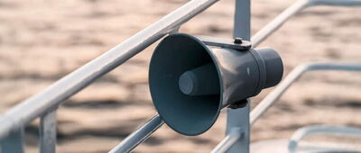 Die DIN VDE 0833-4 ist ein spezialisiertes Regelwerk für die Planung, Errichtung, den Betrieb und die Instandhaltung von Sprachalarmanlagen.