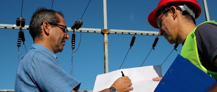 Der Auftraggeber hat sicherzustellen, dass Mitarbeiter externer Unternehmen während der Arbeiten an elektrischen Anlagen an die Einhaltung betrieblicher Vorschriften und gültiger Normen gebunden werden.