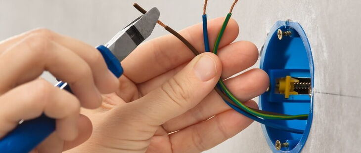 In der eigenen Wohnung wird so mancher elektrotechnischer Laie zur selbsternannten Elektrofachkraft.