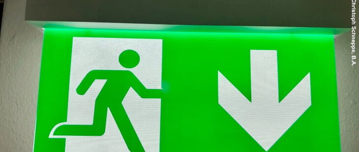 Ein Beispiel für eine Notbeleuchtung ist die Rettungswegkennzeichnung mittels beleuchteter Sicherheitszeichen (Fluchtwegpiktogramme). Ein Beispiel für eine Notbeleuchtung ist die Rettungswegkennzeichnung mittels beleuchteter Sicherheitszeichen (Fluchtwegpiktogramme).