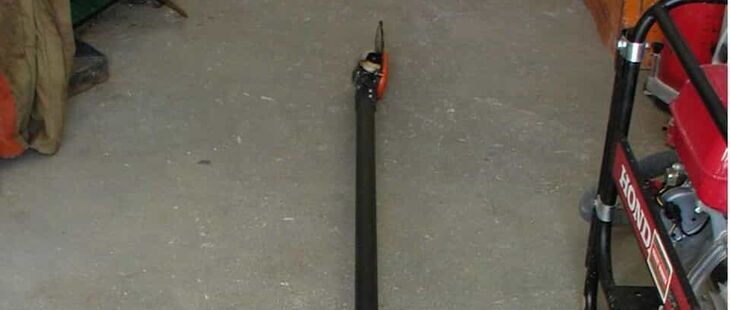 Monteur kam mit Teleskop-Handkettensäge zu nah an 20-kV-Leitung