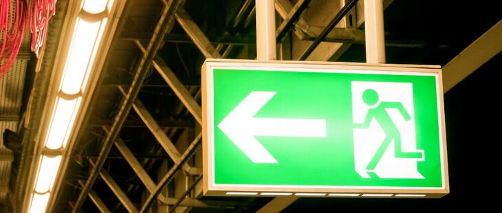 Damit Sicherheitsbeleuchtungsanlagen ihre Schutzziele erfüllen können, sind sie regelmäßig zu warten und zu prüfen.