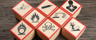 Auch bei elektrotechnischen Arbeiten besteht die Gefahr, mit einer Reihe von Gefahrstoffen in Kontakt zu kommen.