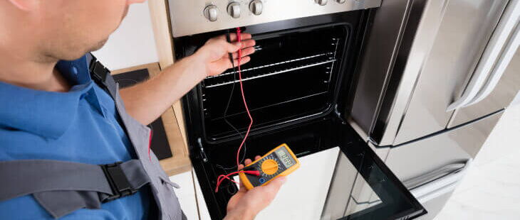 Zu den Tätigkeiten einer Elektrofachkraft für festgelegte Tätigkeiten kann z.B. die Installation elektrischer Geräte gehören.