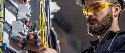 Eine verantwortliche Elektrofachkraft wird immer dann für einen elektrotechnischen Betrieb oder Betriebsteil benötigt, wenn der Unternehmer nicht über die erforderliche Fachkenntnis zur elektrotechnischen Leitung verfügt.