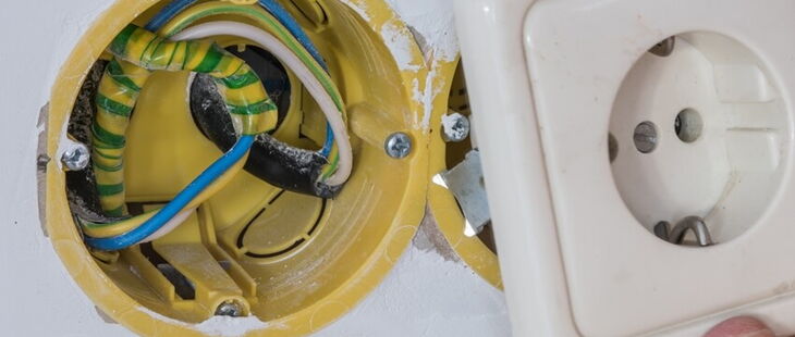 Elektroinstallationen müssen geprüft werden. Je nach Anlagenumfang sind für Vorbereitung, Prüfung und Dokumentation mehrere Tage einzuplanen.
