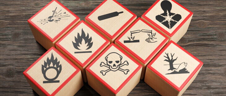 Auch bei elektrotechnischen Arbeiten besteht die Gefahr, mit einer Reihe von Gefahrstoffen in Kontakt zu kommen.