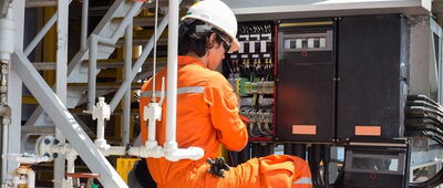 Arbeiten unter Spannung dürfen nur mit spezieller Ausbildung ausgeführt werden