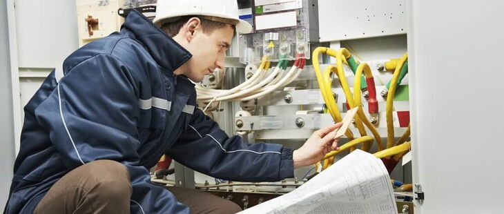 Die Überwachung, Wartung und Instandhaltung elektrischer Anlagen gehören zu den wesentlichen Aufgaben von Elektrofachkräften. Die Überwachung, Wartung und Instandhaltung elektrischer Anlagen gehören zu den wesentlichen Aufgaben von Elektrofachkräften.