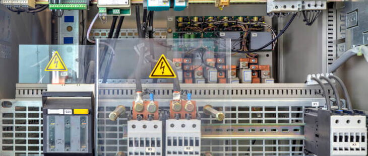 Störlichtbögen stellen eine Gefahr sowohl für Personen als auch für elektrische Anlagen dar.