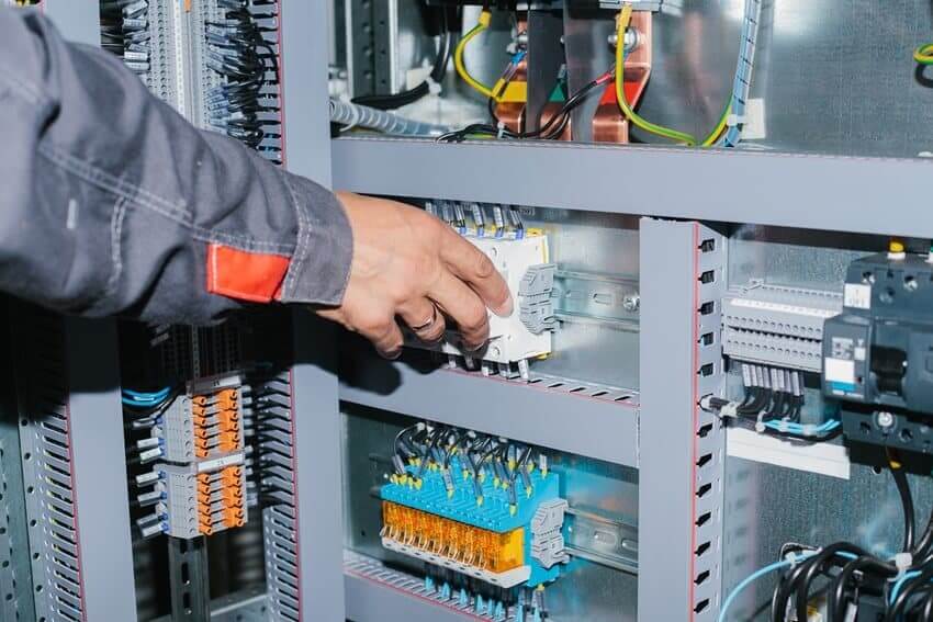 DIN VDE 0105-100 - Betrieb von elektrischen Anlagen