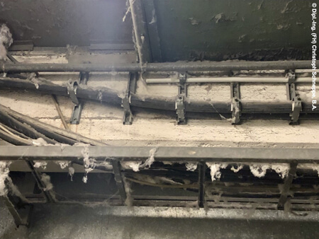 Weiträumige Verteilung von Textilfasern und Ablagerung auf elektrischen Betriebsmitteln