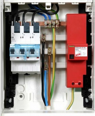 Kombi-Ableiter Typ 1 mit einem Ableitvermögen von 100 kA (10/350), geeignet zum Einsatz auf dem 40 mm-Sammelschienensystem am Zählerplatz (Pos. 3 im Bild 2)
