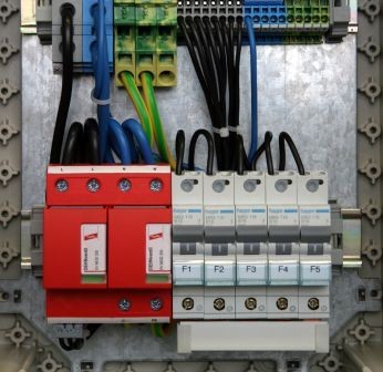 Modularer Kombi-Ableiter Typ 1 für einphasige 230 V-TN-Systeme (Pos. 2 im Bild 6)