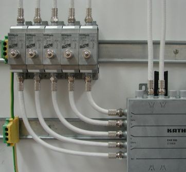 Überspannungs-Schutzgerät für SAT-Anlagen, auf Hutschiene montiert (Pos. 16 im Bild 2)