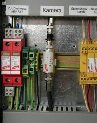 Steckbarer Überspannungsschutz-Adapter für Videoanlagen und Kamerasysteme (Pos. 14 im Bild 1)