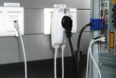 Überspannungsschutz-Adapter zum Einstecken in Schutzkontakt-Steckdosen, mit optischer Betriebs- und Defektanzeige