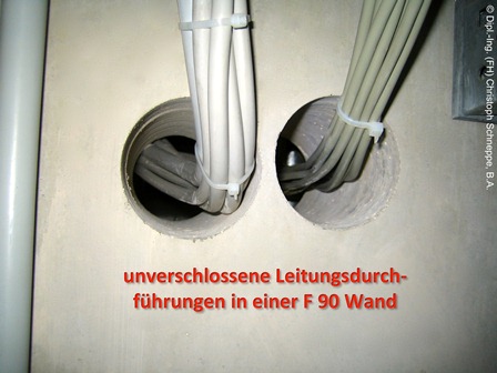 Unverschlossene Leitungsdurchführungen in einer F 90 Wand