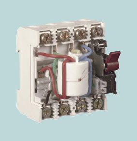 Innenansicht eines Fehlerstrom-Schutzschalters mit Primärleitungen, Summenstromwandler, Auslöserelais und Schaltmechanismus