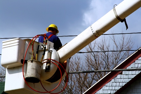 Um die Befähigung für die Durchführung von Arbeiten unter Spannung zu erlangen, müssen Elektrofachkräfte eine Spezialausbildung absolvieren.