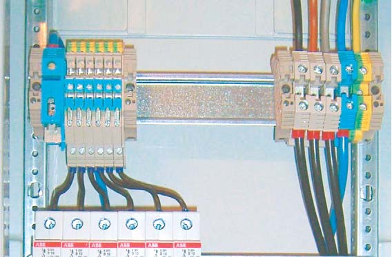 PTSK mit fehlerhaft aufgebauter Schutzleiterschiene (die Schutzleiterschiene ist mit dem Geräteträger verbunden)