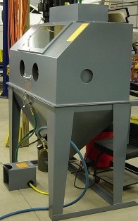 Sandstrahlkabine zur Oberflächenvorbehandlung